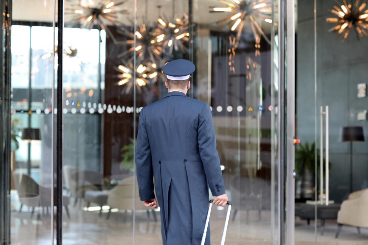 이베로스타 셀렉션 리스보아 리스본 외부 사진 A doorman at work