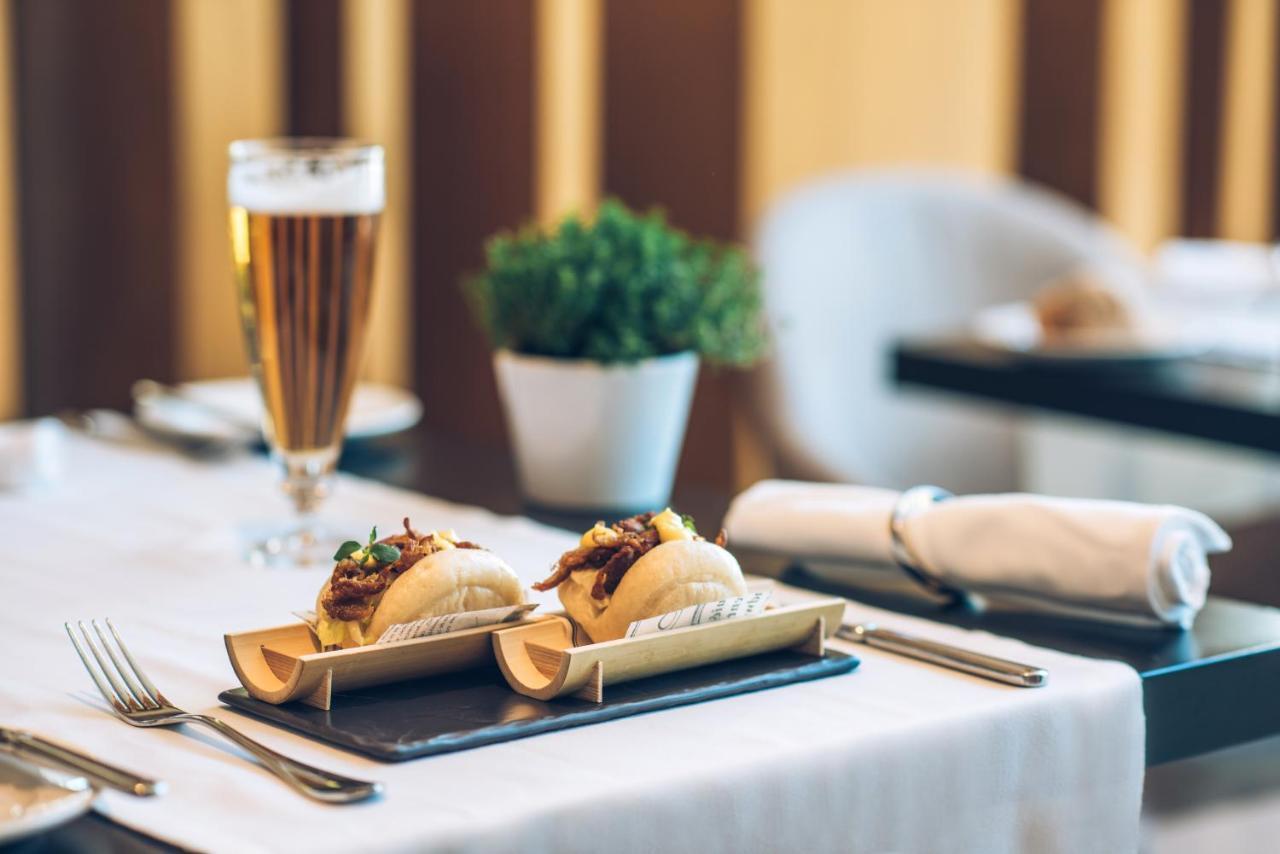 이베로스타 셀렉션 리스보아 리스본 외부 사진 A glass of champagne and two canapés