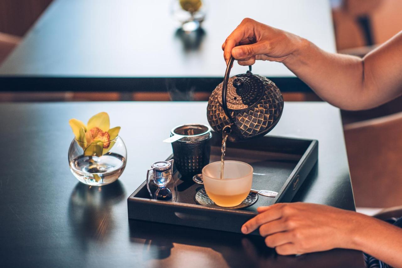 이베로스타 셀렉션 리스보아 리스본 외부 사진 Tea being poured into a teacup