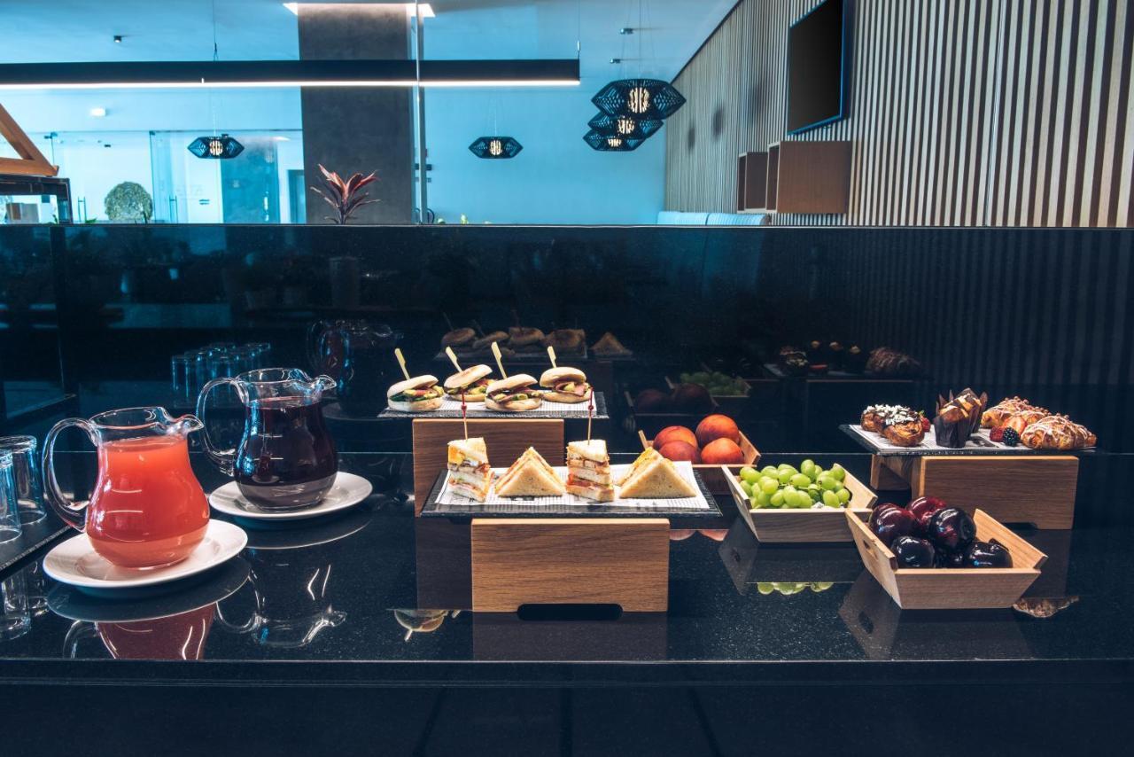이베로스타 셀렉션 리스보아 리스본 외부 사진 A selection of food at the lounge