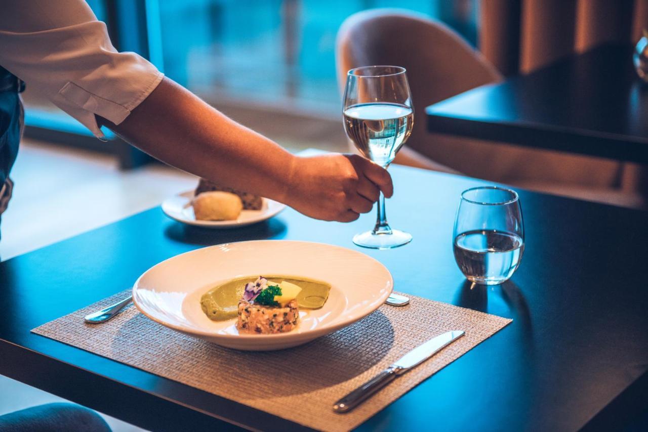 이베로스타 셀렉션 리스보아 리스본 외부 사진 A waiter serving a meal
