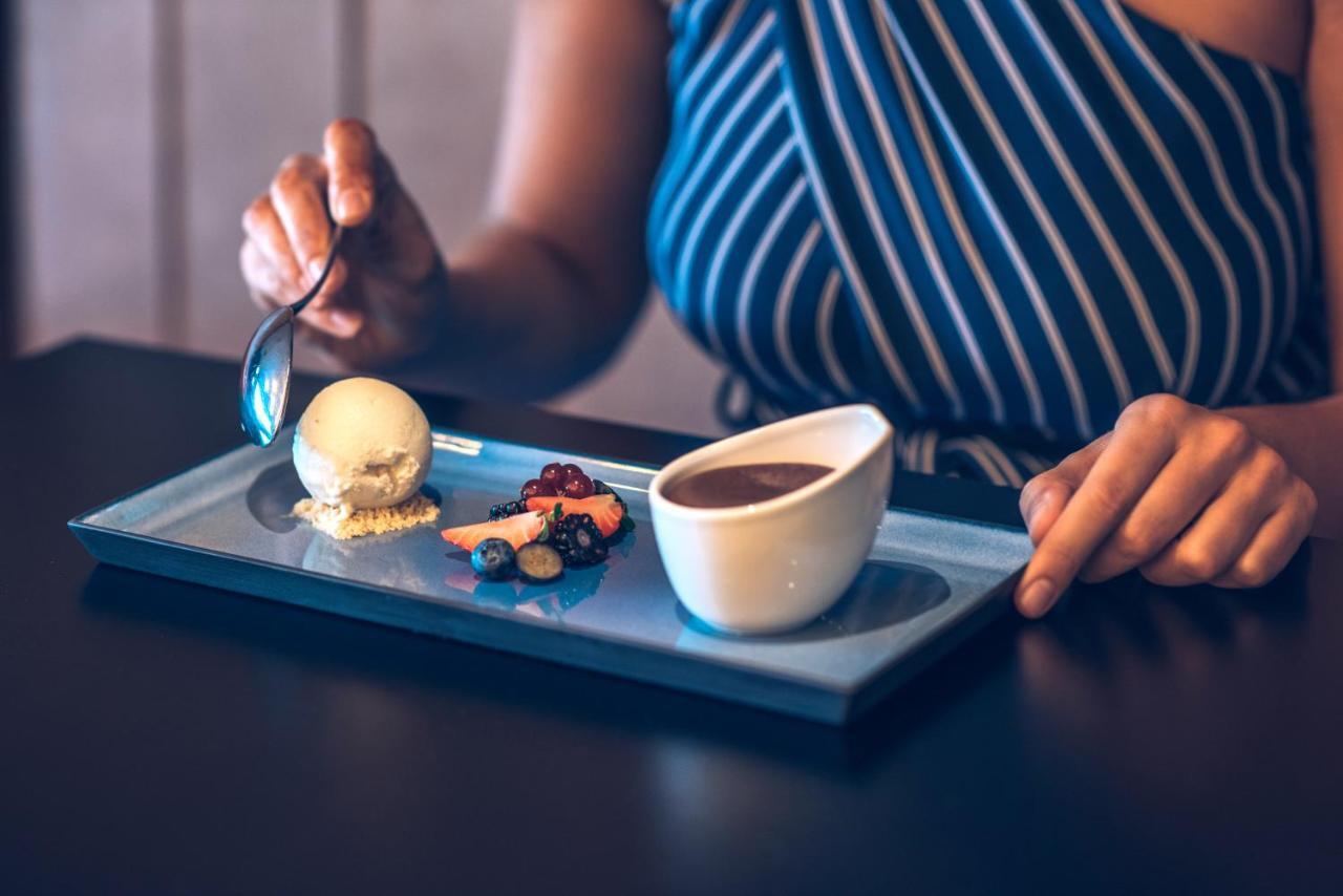 이베로스타 셀렉션 리스보아 리스본 외부 사진 A woman eating dessert