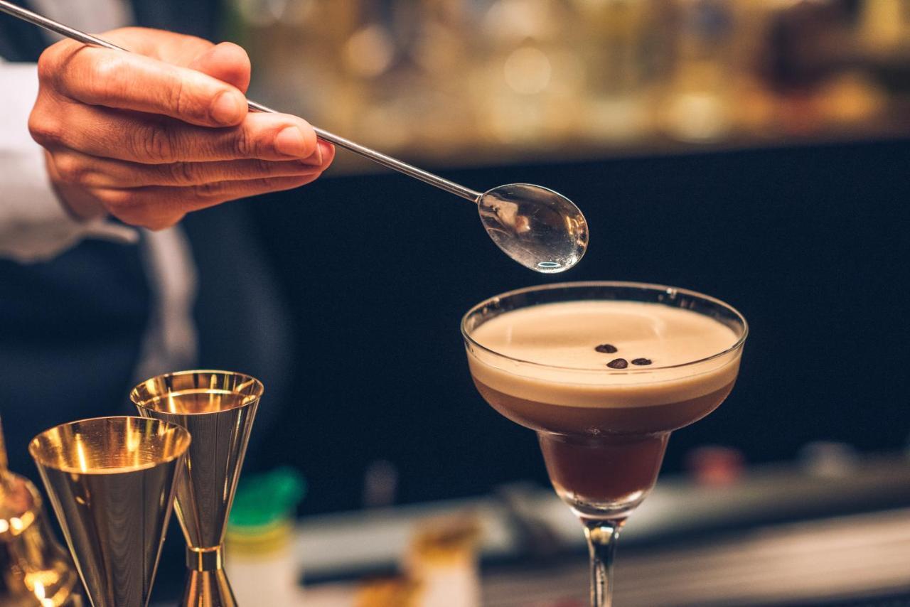 이베로스타 셀렉션 리스보아 리스본 외부 사진 A bartender adding a cherry to a chocolate martini