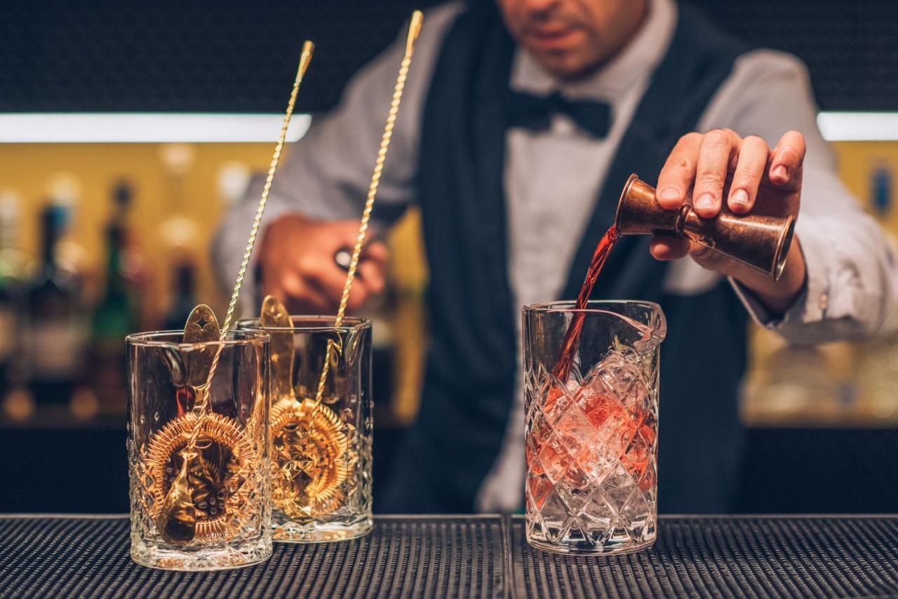 이베로스타 셀렉션 리스보아 리스본 외부 사진 A bartender preparing a cocktail