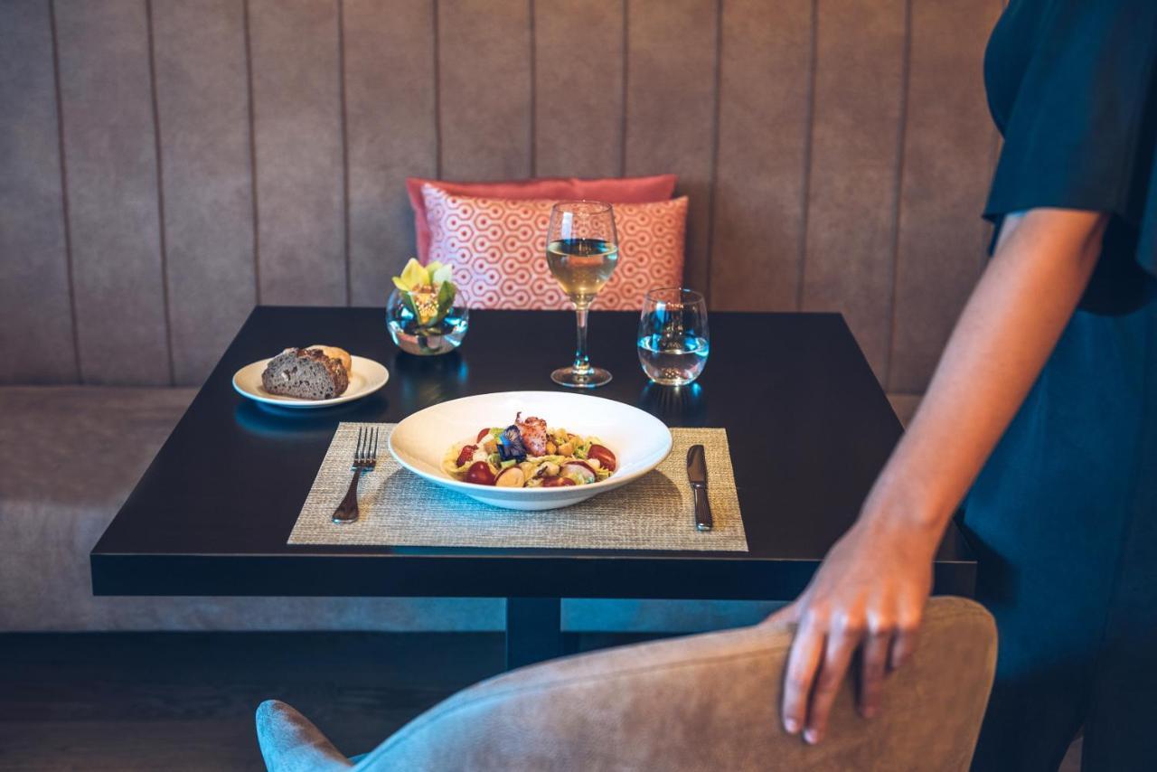 이베로스타 셀렉션 리스보아 리스본 외부 사진 A server clearing a table